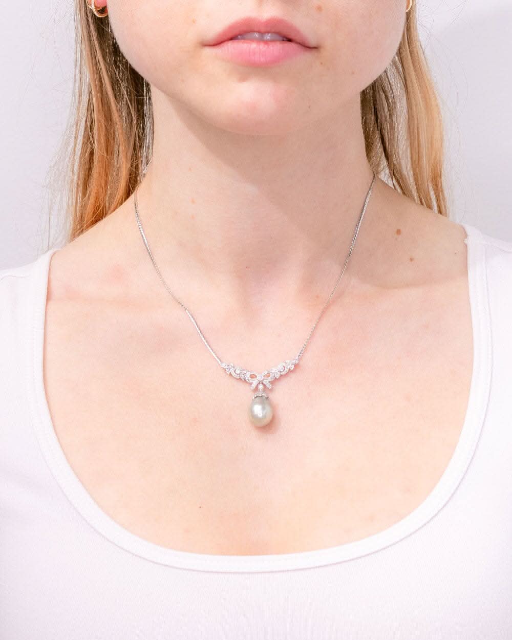Ornate Bow Pearl Necklace